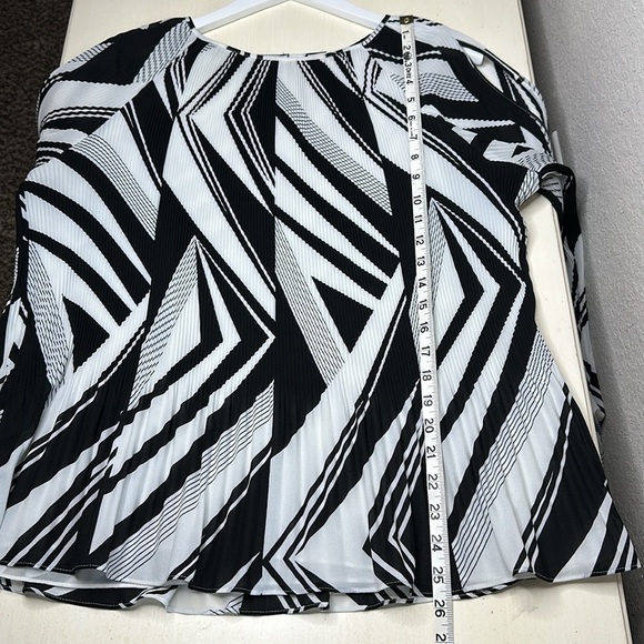 Chico's Fabulous Stripe Pleated Cold-Shoulder Top Size 3 - Picture 12 of 14